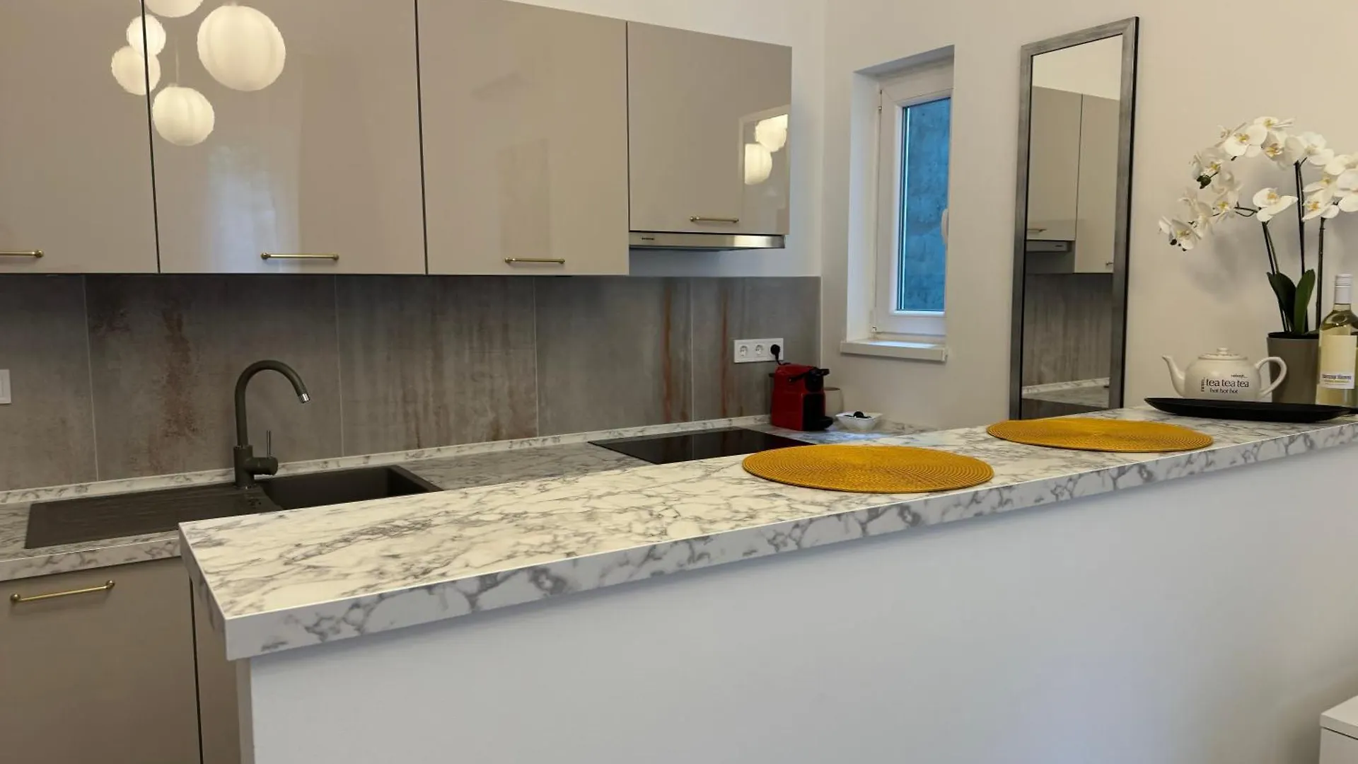Suzannah Apartment By The Danube Budapest